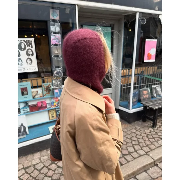 Barbara Balaclava - Strikkeopskrift fra PetiteKnit