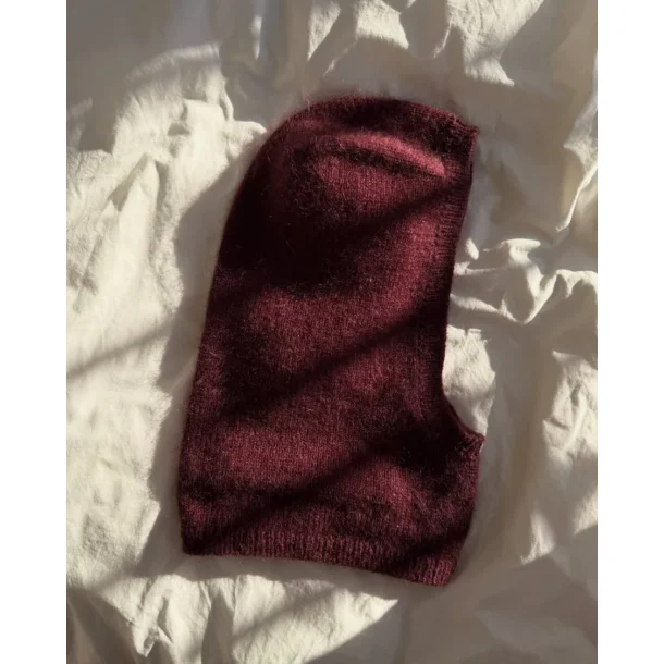 Barbara Balaclava - Strikkeopskrift fra PetiteKnit