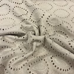 Broderie anglaise i beige med ovalt mnster - pr. 0,25 meter