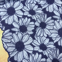 Broderie anglaise i bl med store blomster - pr. 0,25 meter