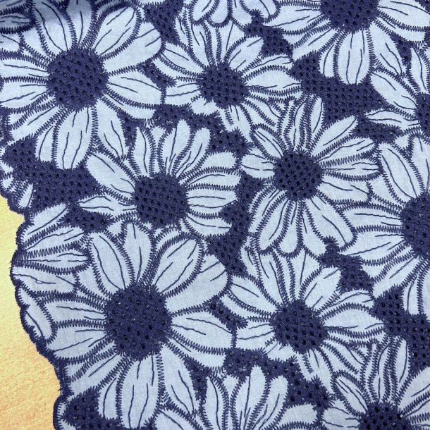 Broderie anglaise i bl med store blomster - pr. 0,25 meter