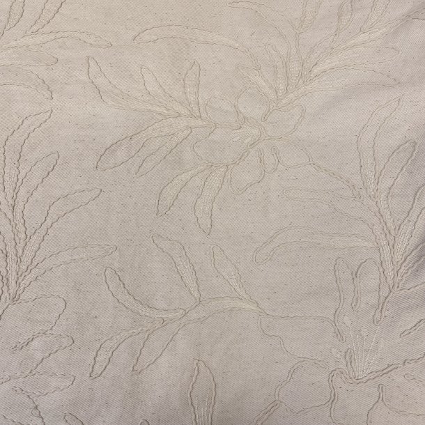 Canvas i bomuld med broderi i r�hvid pr 0,25 m