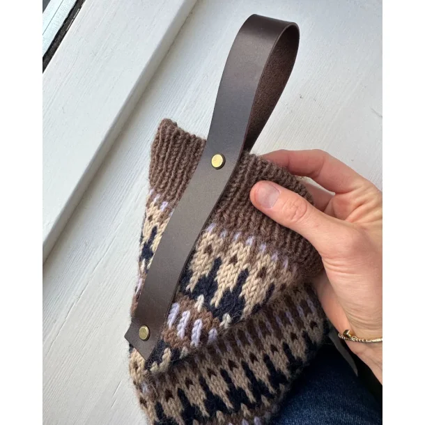 Julesok med brun hank - PetiteKnit strikkekit