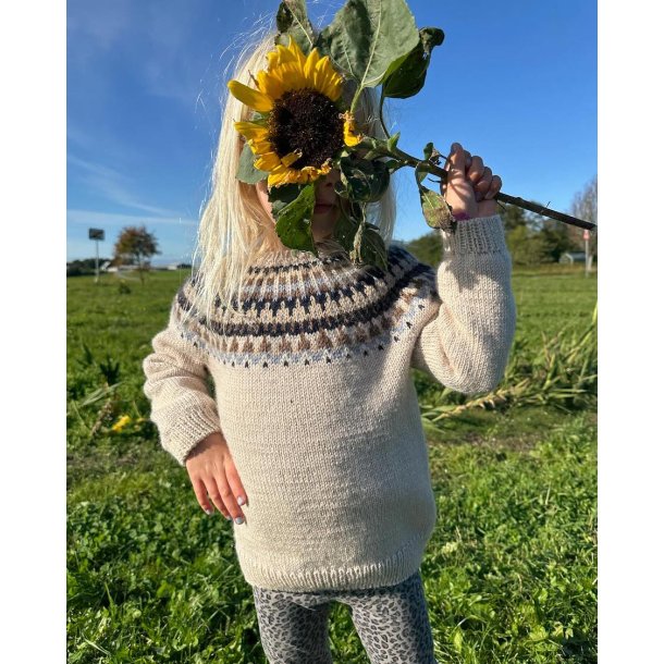 Celeste Sweater Junior - strikkeopskrift fra PetiteKnit