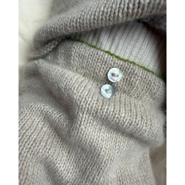 Cleo Baby Set - Strikkeopskrift fra PetiteKnit