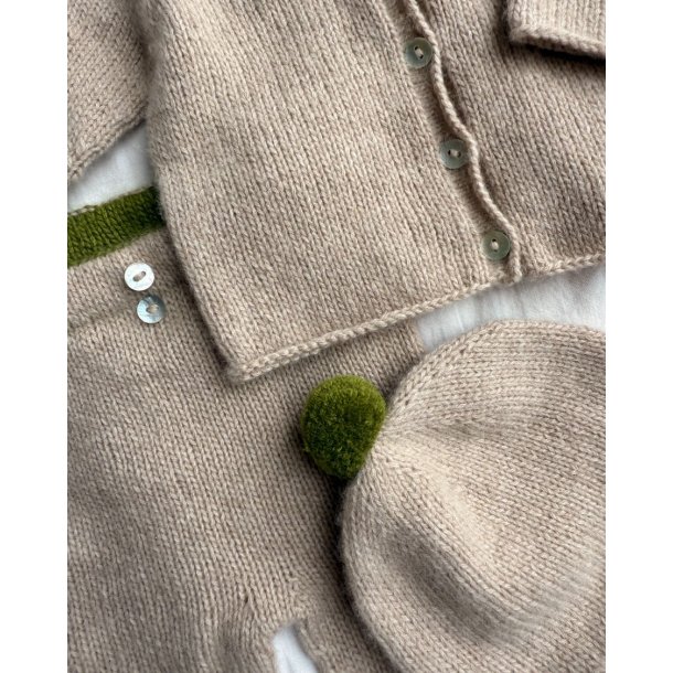 Cleo Baby Set - Strikkeopskrift fra PetiteKnit