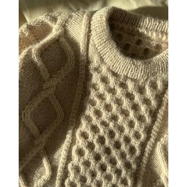 Dagmar Sweater Junior - Strikkeopskrift fra PetiteKnit