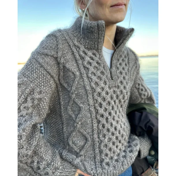 Dagmar Zipper Sweater - Strikkeopskrift fra PetiteKnit