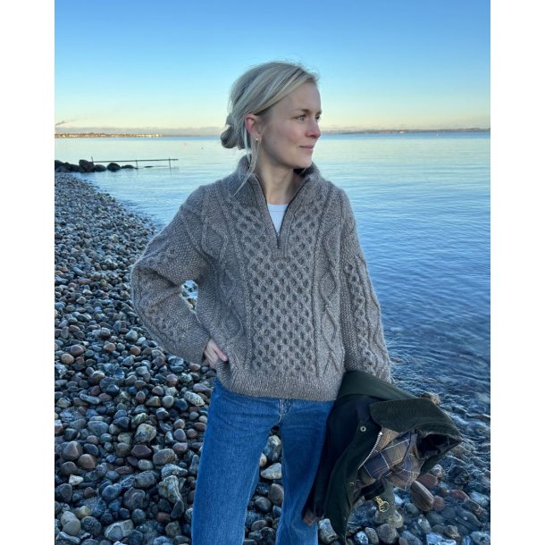 Dagmar Zipper Sweater - Strikkeopskrift fra PetiteKnit