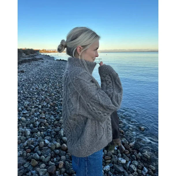 Dagmar Zipper Sweater - Strikkeopskrift fra PetiteKnit