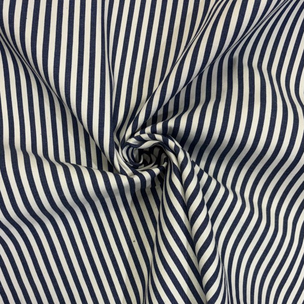 Denim i bomuld med smalle striber i hvid og navy pr. 0,25 m