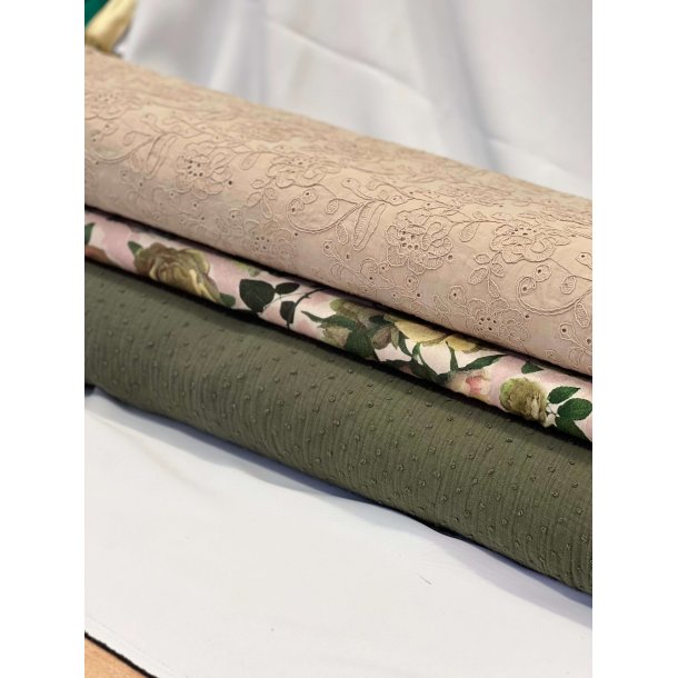 Tynd dobbelt gauze med dutter, m�rkegr�n pr 0,25 m.