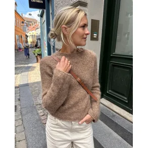 Ivy Sweater i Snefnug - Strikkekit fra PetiteKnit