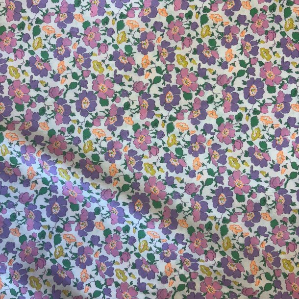 Liberty bomuldslrred 'Betsy Tana Lawn' i rhvid med blomster i orange og lille - pr. 0.25 m