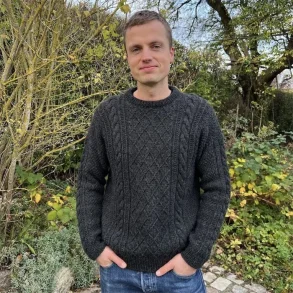 Moby Sweater Man - strikkeopskrift fra PetiteKnit