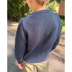 Niels Sweater Junior - Strikkeopskrift fra PetiteKnit
