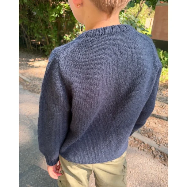 Niels Sweater Junior - Strikkeopskrift fra PetiteKnit