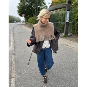 Nora Neck - Strikkeopskrift fra PetiteKnit