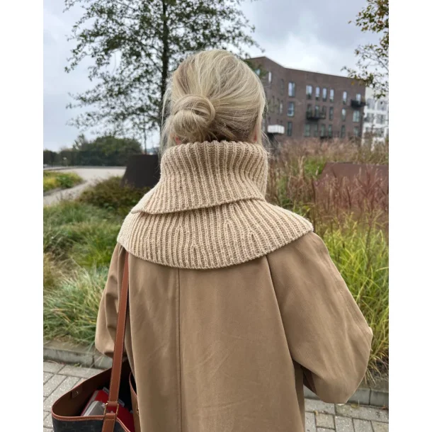 November Neck - Strikkeopskrift fra PetiteKnit