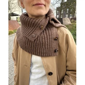November Neck i Peer Gynt - Strikkekit fra PetiteKnit
