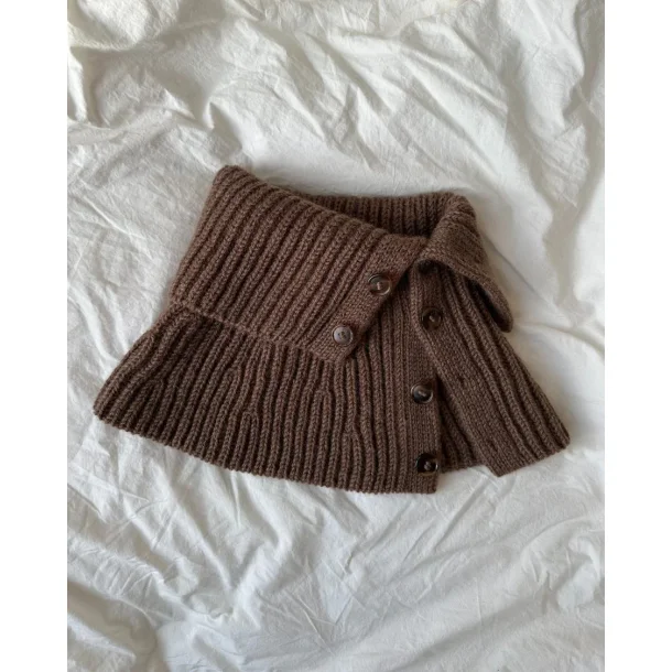 November Neck i Peer Gynt - Strikkekit fra PetiteKnit