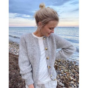Novice Cardigan Chunky edition strikkekit fra Petiteknit
