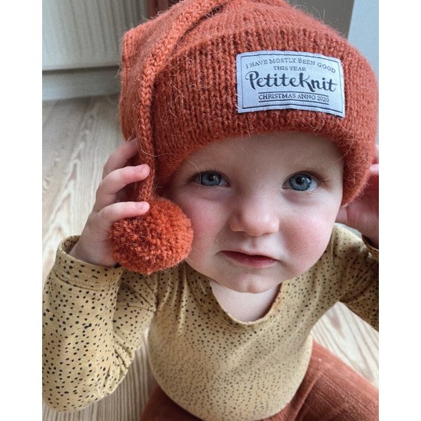 Oslohuen Christmas Edition strikkekit fra Petiteknit