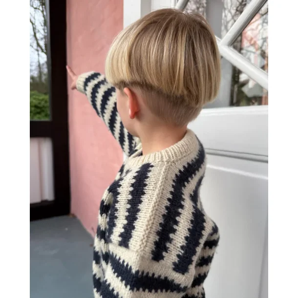 Otto Sweater Junior - Strikkeopskrift fra PetiteKnit