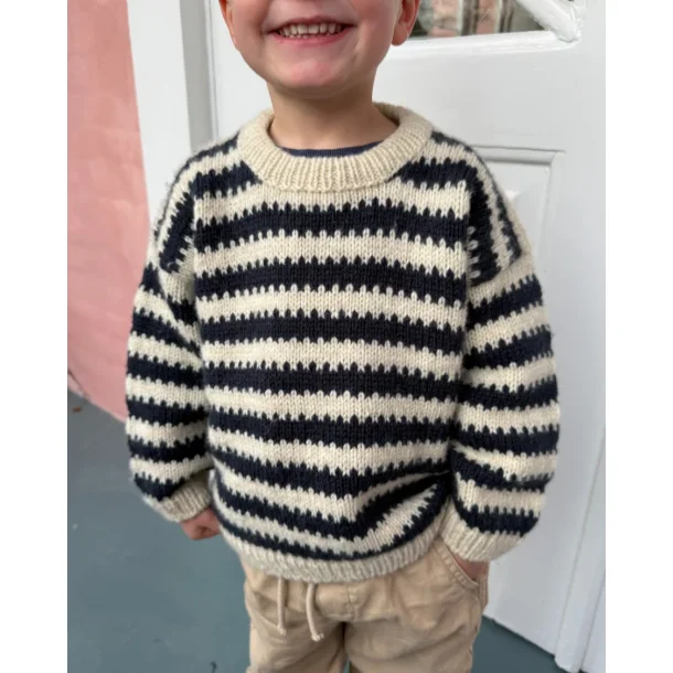 Otto Sweater Junior - Strikkeopskrift fra PetiteKnit