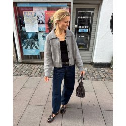 Petra Jacket - Strikkeopskrift fra PetiteKnit