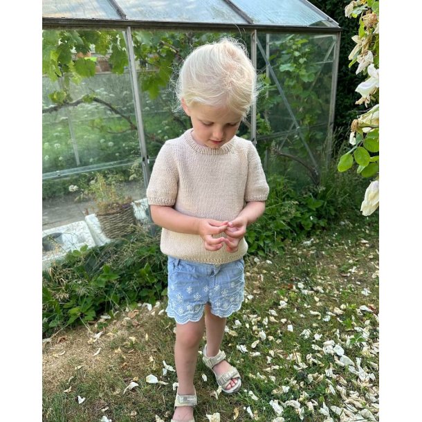 Poppy Tee Junior - Strikkeopskrift fra PetiteKnit