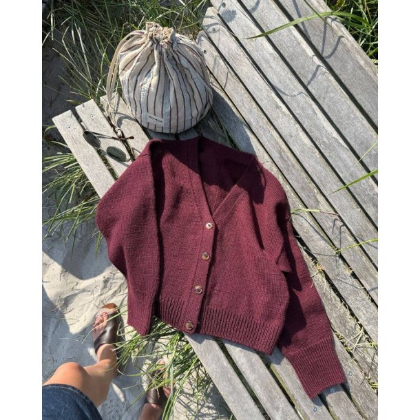 Scarlet Cardigan - Strikkeopskrift fra PetiteKnit