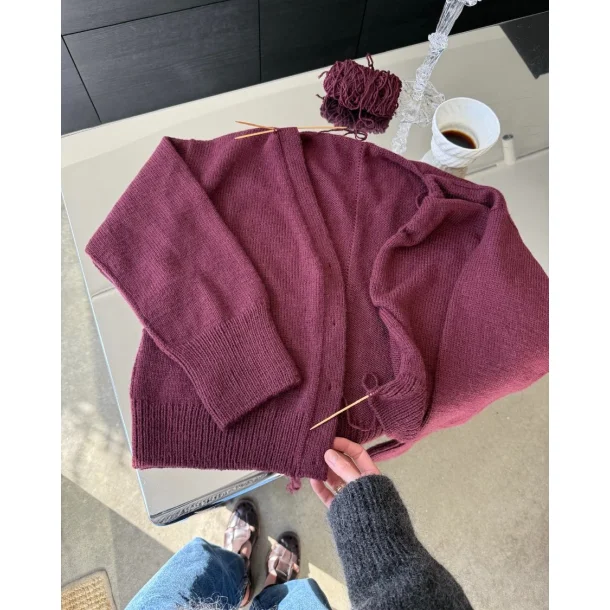 Scarlet Cardigan - Strikkeopskrift fra PetiteKnit