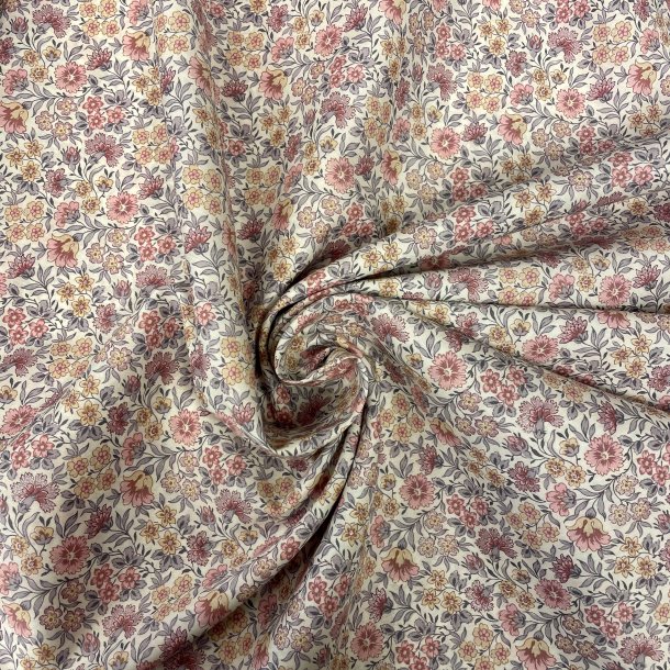 Liberty Stof med glimmer og sm� blomster i rosa nuancer p� hvid baggrund pr 0,25 m
