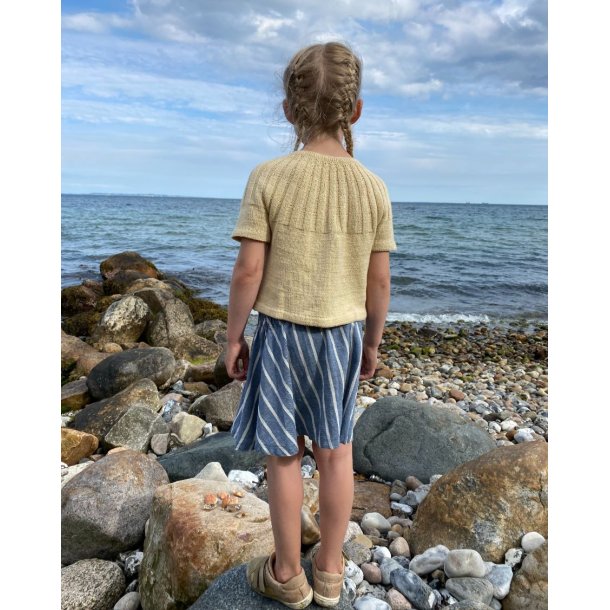Sunday Tee Junior - strikkeopskrift fra PetiteKnit
