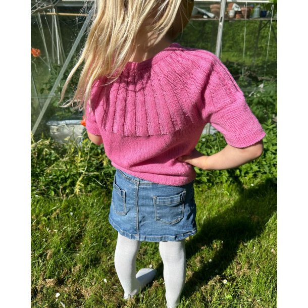 Sunday Tee Junior - strikkeopskrift fra PetiteKnit