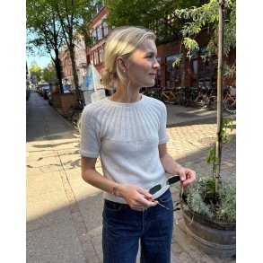 Sunday Tee i Tynn Line - PetiteKnit strikkekit