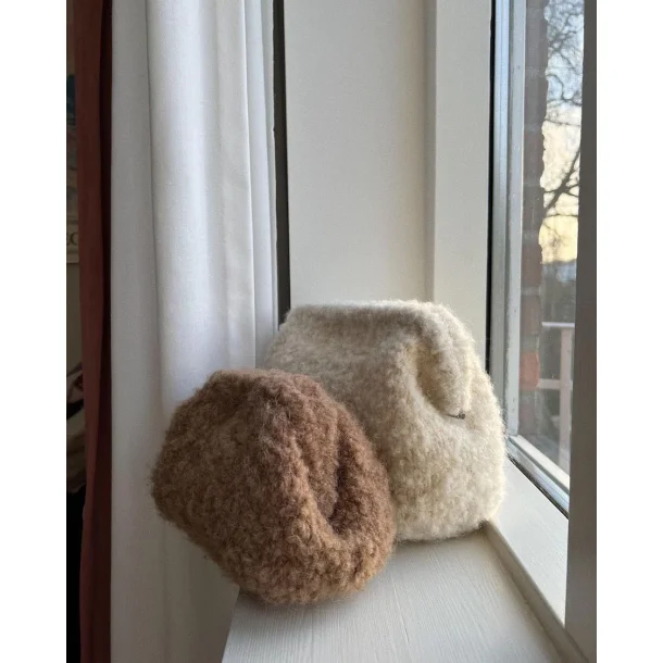 Teddy Clutch - strikkeopskrift fra PetiteKnit