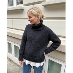 Wednesday Sweater strikkekit af Petiteknit