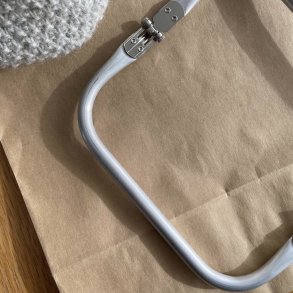 Frame til lille Clutch fra PetiteKnit 