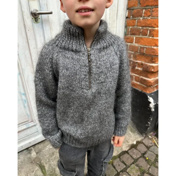 Zipper Sweater Junior - strikkeopskrift fra PetiteKnit