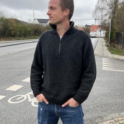 Zipper Sweater Light - Man - strikkeopskrift fra PetiteKnit