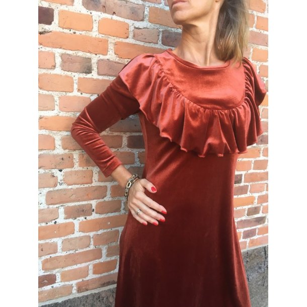 Onion 2077 - Top/Kjole med volant til strikstof. Snitm�nster