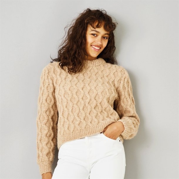 Sweater i kabelstrik - strikkekit med Alice garn by Permin