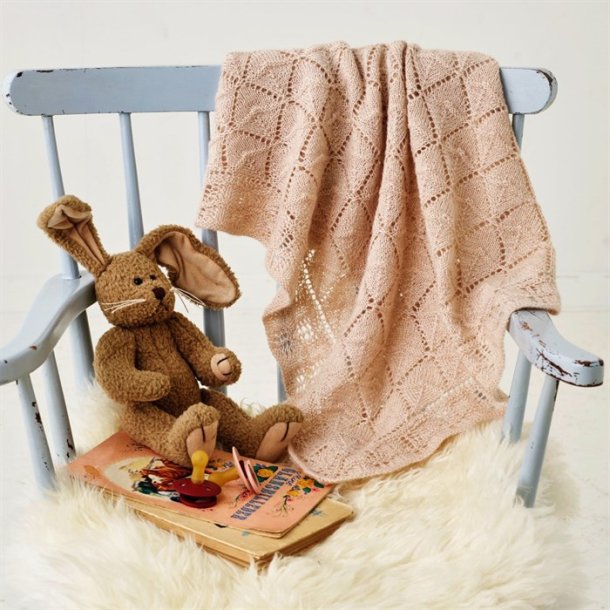 Babytppe med rombemnster - strikkekit med Leonora garn by Permin