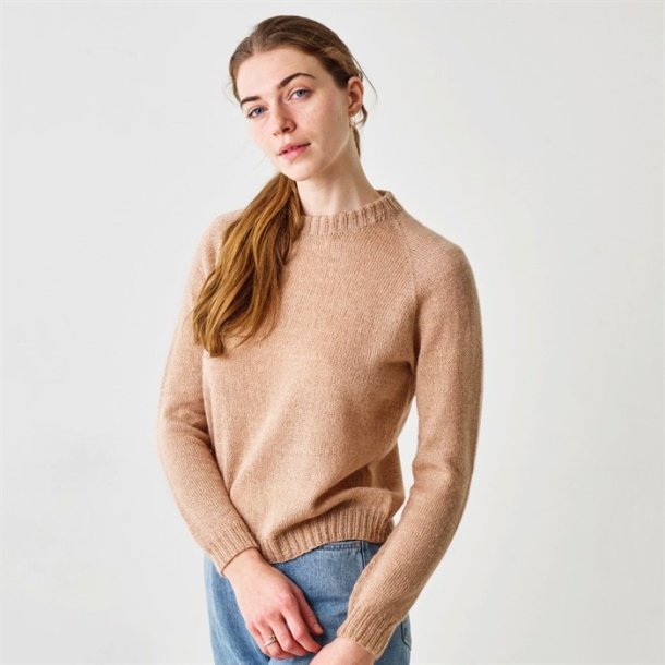 Basissweater med raglan - strikkekit med Leonora garn by Permin