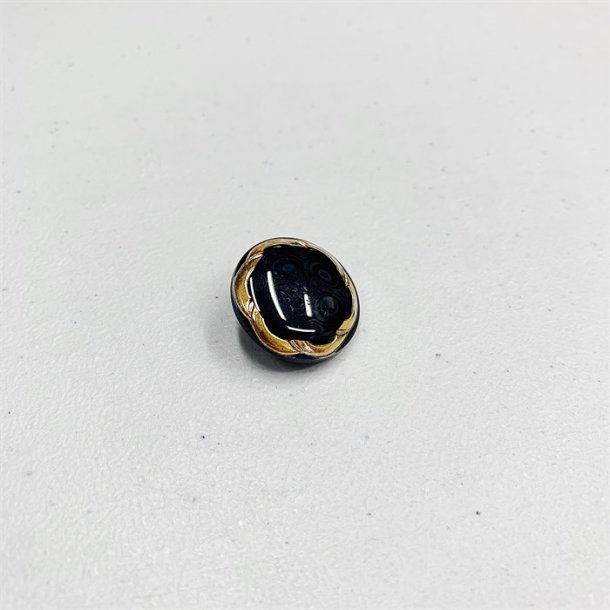 Blank bl-sort knap med prget mnster og guld kant, 22 mm