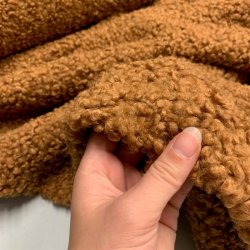 Bld boucl i gyldenbrun - pr. 0,25 meter