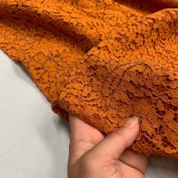 Blonde med paisley mnster i stvet orange - pr. 0,25 meter