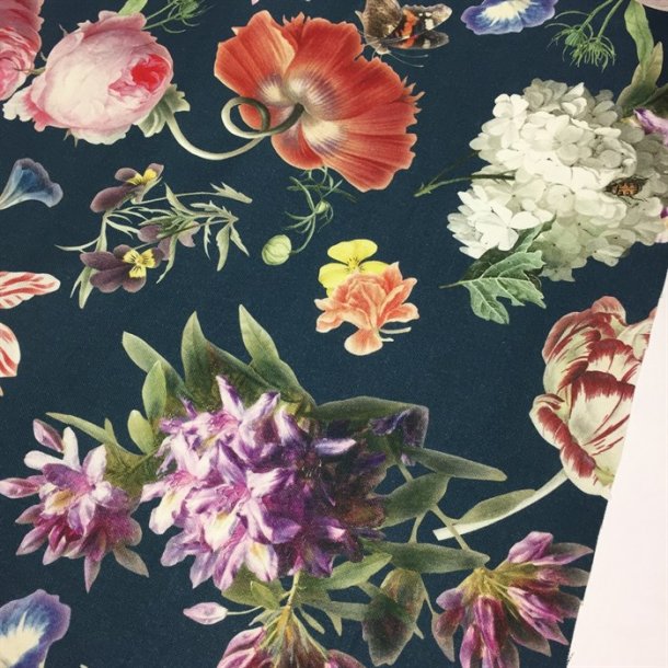 Boligstof med smukke blomster p en petrol-bl bund - pr. 0,25 meter